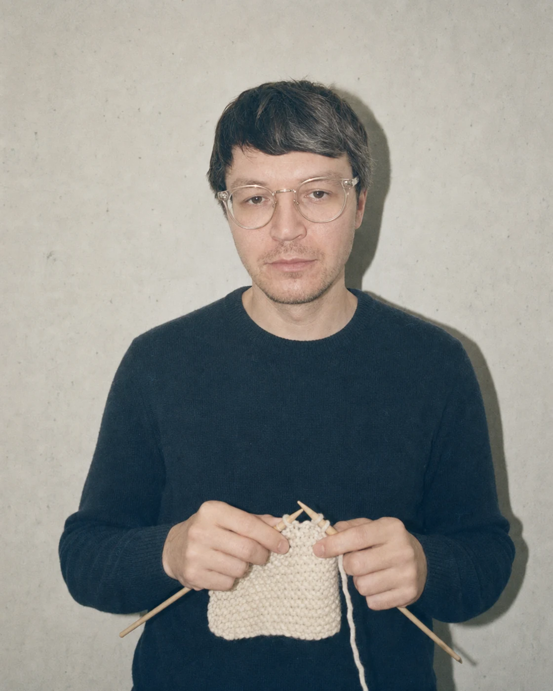Андрей Арнаутов с вязанием в руках